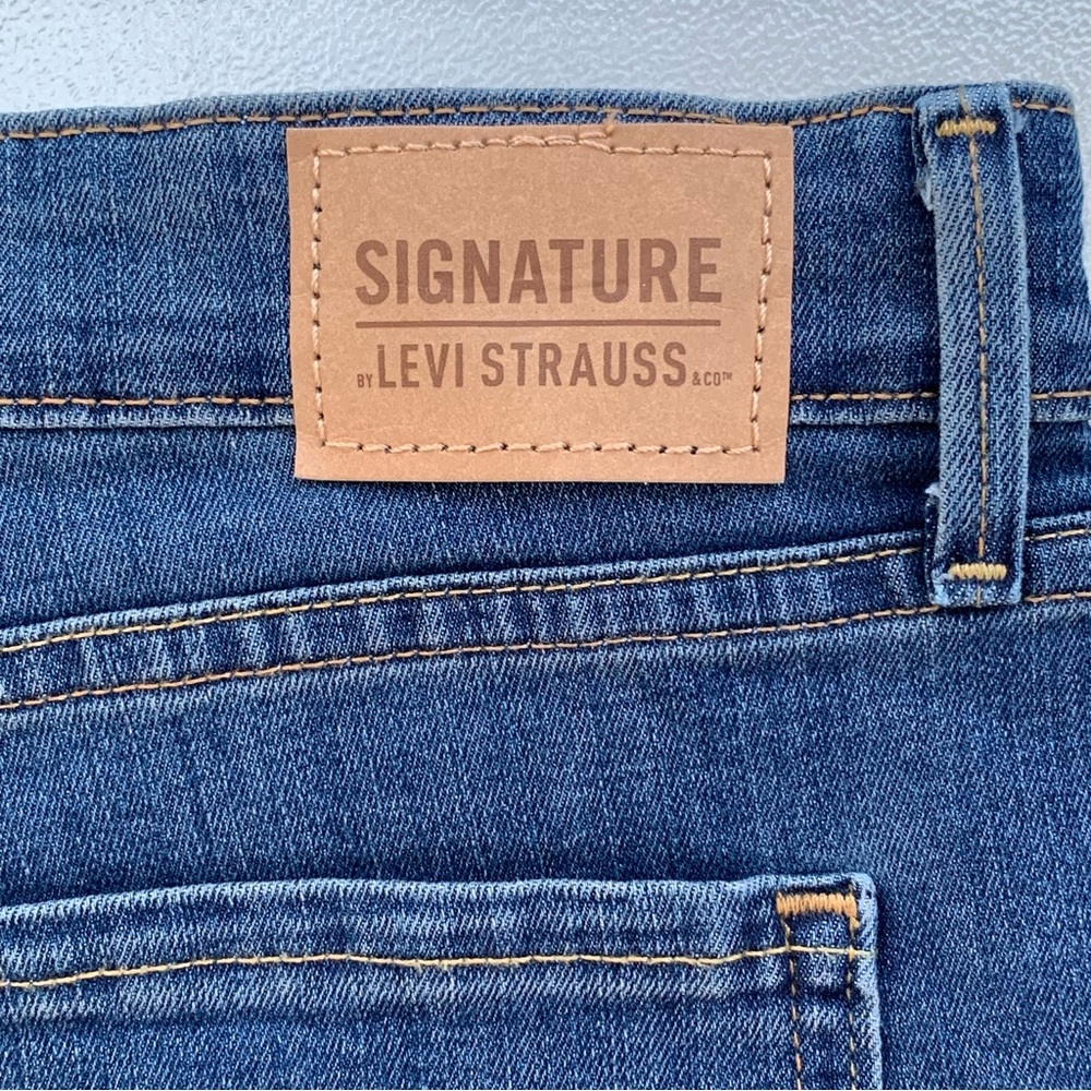 Levi’s Strauss Signature Blue Mid-Rise Cuffed Stretch Shorts ~ Women’s 12 | W31 - Picture 4 of 6